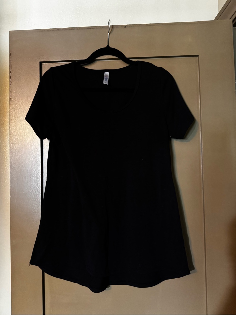 LuLaRoe Black Classic Tee Medium